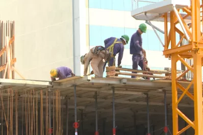 En julio, la producción industrial cayó un 6,9% interanual; y la construcción, un 12,9%