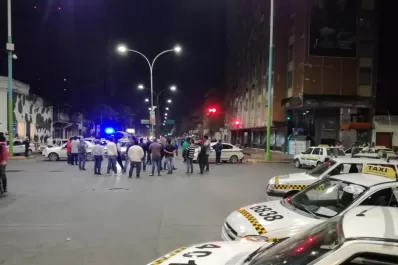 Tras el violento asalto a un chofer, taxistas cortan la esquina Norte en reclamo de seguridad