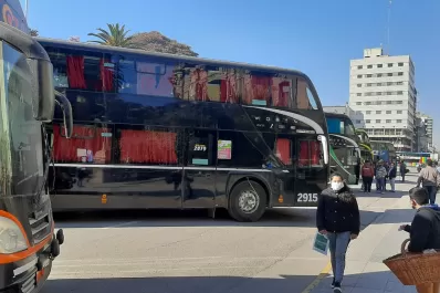 Con colectivos, transportistas protestan en la plaza Independencia