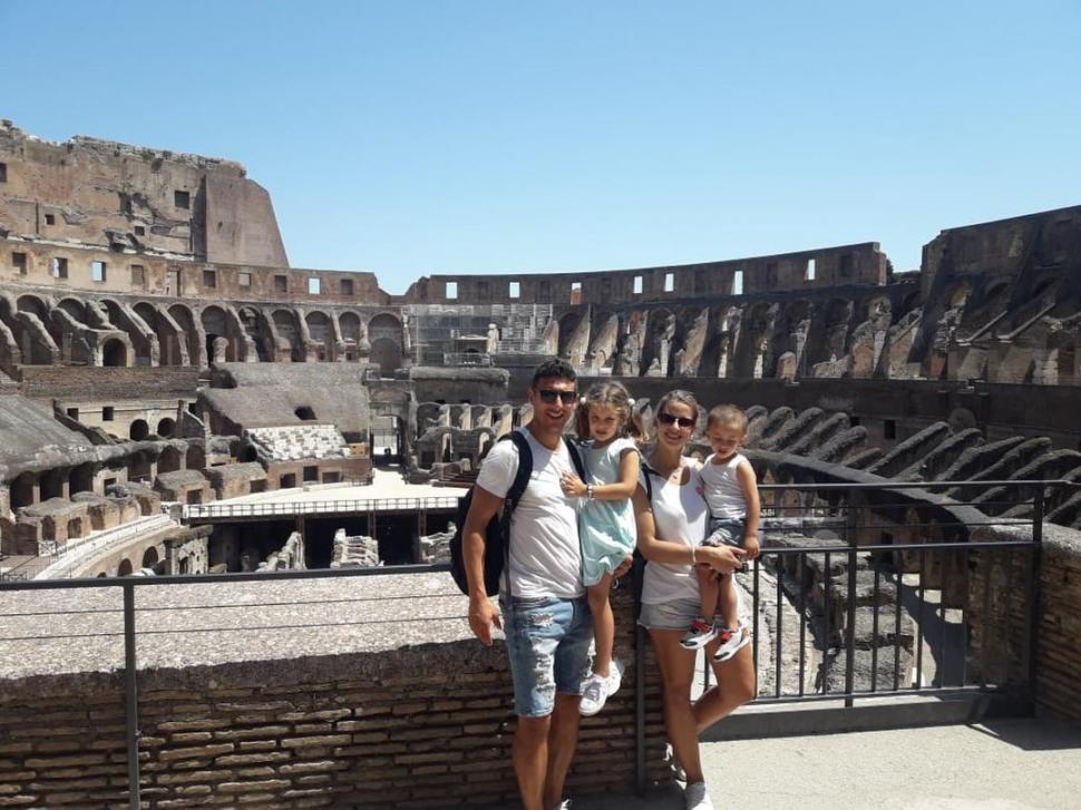 TURISMO EN FAMILIA. Iván, junto con su esposa y sus dos hijos, viajaron a Roma y, entre otros lugares, visitaron el Coliseo. 
