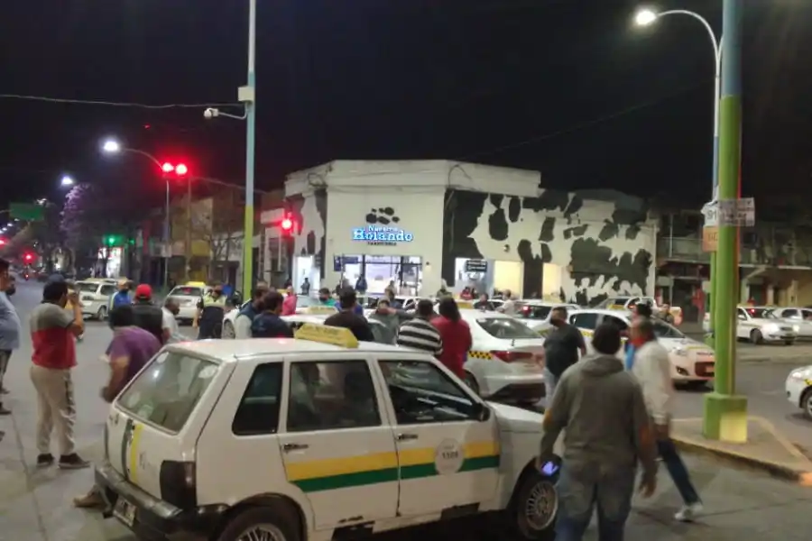 Tras el violento asalto a un chofer, taxistas cortan la esquina Norte en reclamo de seguridad