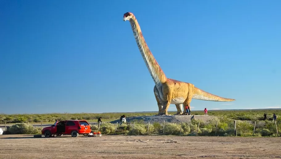 AL FRENTE DEL NUEVO PARQUE. La réplica del dinosaurio Patagotitan Mayorum, el más grande del mundo, está emplazada en el acceso norte de Trelew (Chubut).