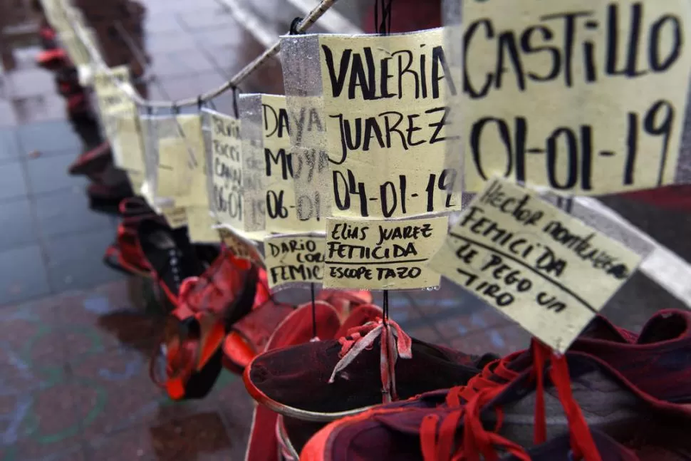 RECLAMO. El recuerdo a las víctimas de femicidios durante una marcha. la gaceta / foto de DIEGO ARAOZ (archivo)