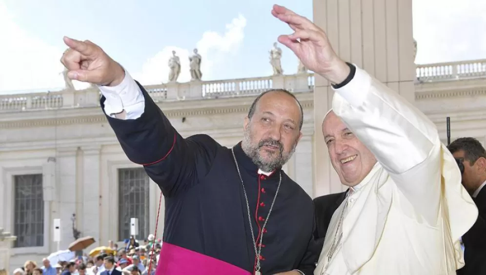 DISCULPAS. El obispo de San Luis, Gabriel Barbas (en la imagen, junto al papa Francisco) salió a pedir perdón por los dichos de un sacerdote que se desempeña bajo su órbita.