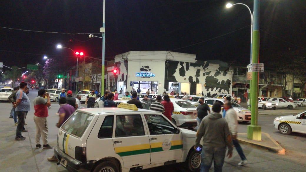 Tras el violento asalto a un chofer, taxistas cortan la esquina Norte en reclamo de seguridad
