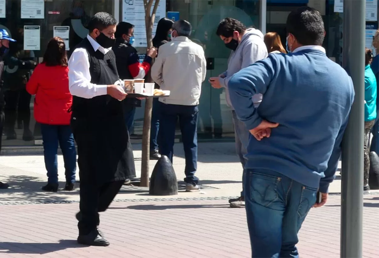 En Concepción quieren habilitar a los bares a poner mesas en las veredas y las calles