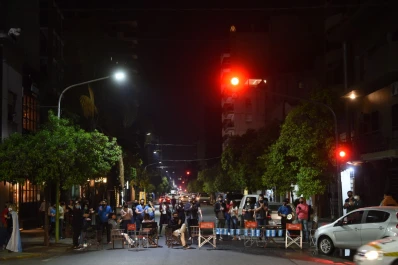 Gastronómicos sacaron sus mesas a la calle para pedir que les permitan trabajar