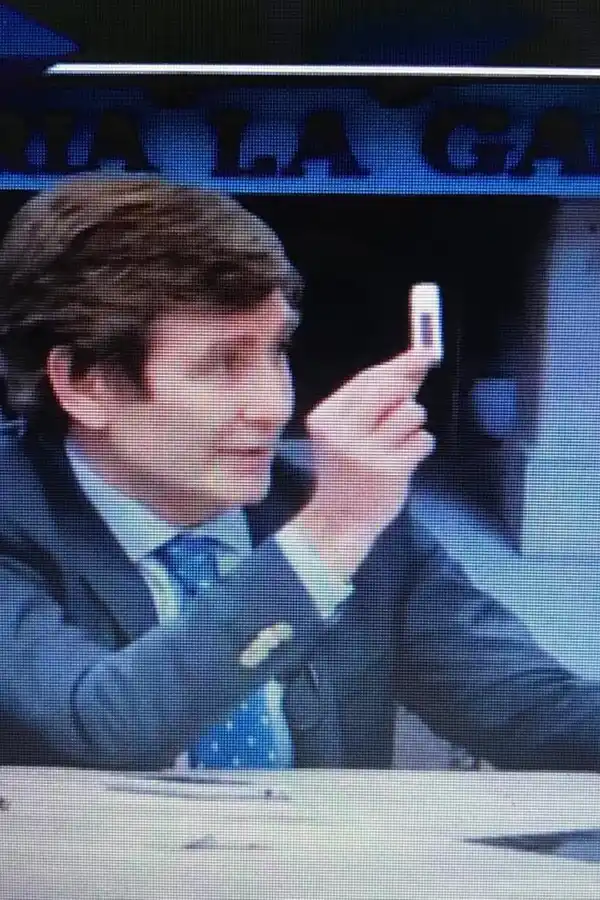 UNA PRUEBA. Pedicone mostró en pendrive con la grabación. 