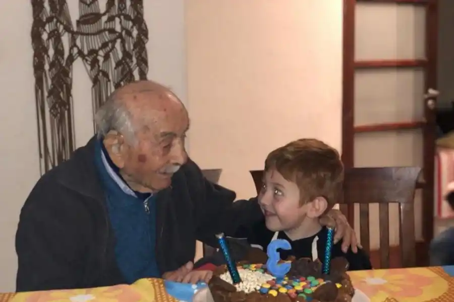 EN FAMILIA. En la unión con Amelia, Agustín adoptó hijos, nietos y bisnietos como propios. 