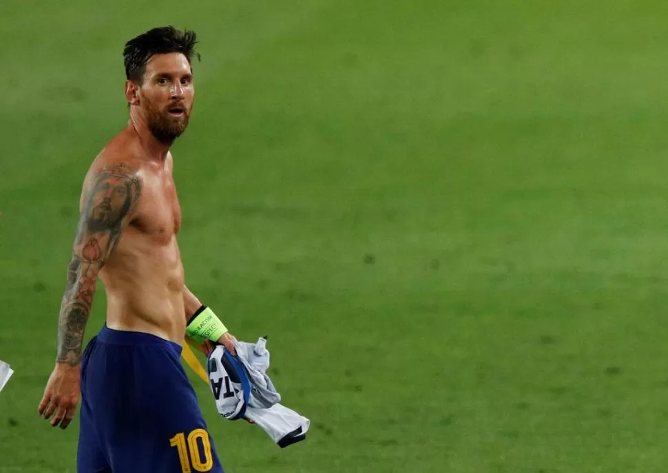 INCIERTO. Aunque no habló y sigue recluido en su casa de Casteldefels, Messi estaría pensando en seguir en Barcelona. Reuters