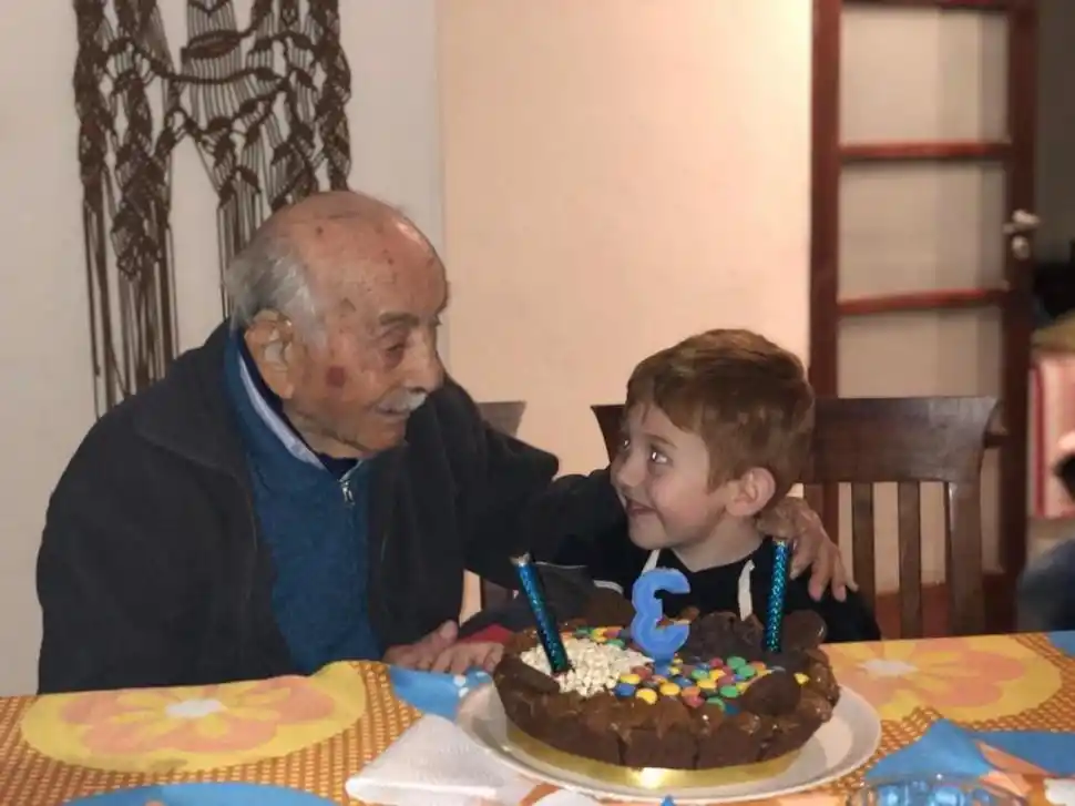 EN FAMILIA. En la unión con Amelia, Agustín adoptó hijos, nietos y bisnietos como propios. 