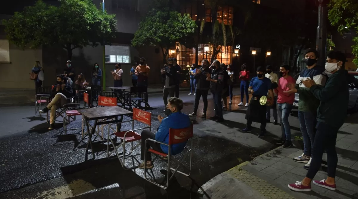 NOCHE PROTESTA. Dueños y empleados de bares salieron a la calle a reclamar contra la medida del COE.