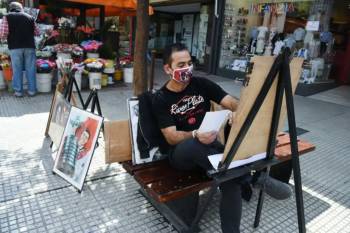 Los artistas callejeros llevan su dosis de buena onda a las peatonales en medio de la pandemia