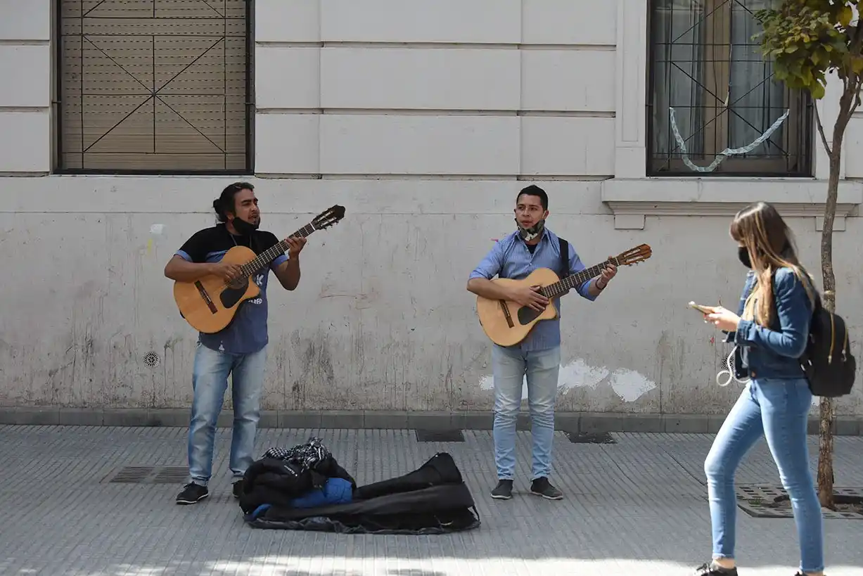 Los artistas callejeros llevan su dosis de buena onda a las peatonales en medio de la pandemia