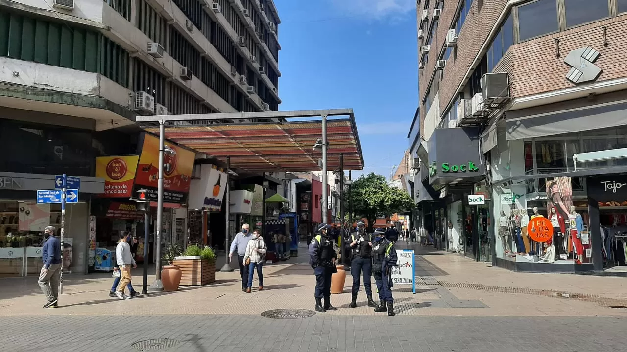 MENOS CIRCULACIÓN. Con el retorno de fase, hoy se observaron menos personas en las calles de Tucumán.