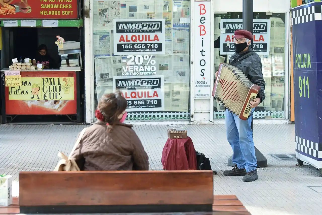 Los artistas callejeros llevan su dosis de buena onda a las peatonales en medio de la pandemia