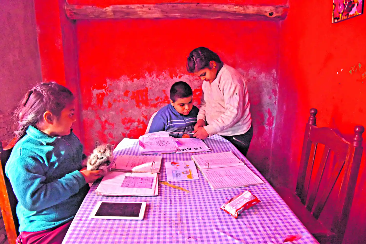 En Los Ralos, el sacrificio le gana a la adversidad: estudiar sin wifi ni computadoras