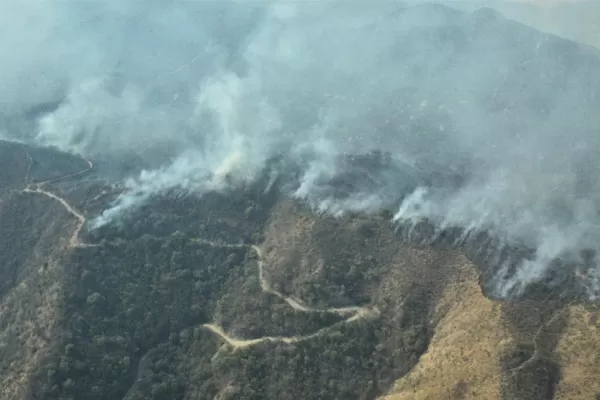Todavía hay focos activos de incendios forestales en las sierras de Córdoba