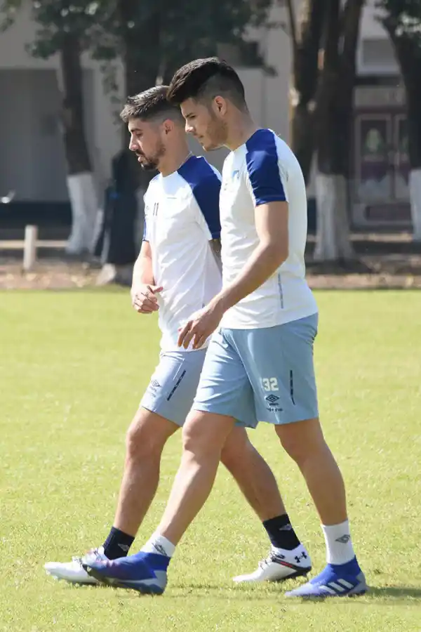 EN OCTUBRE. Cristian Erbes y Guillermo Ortiz compartieron uno de los turnos de entrenamientos del plantel. twitter@atoficial