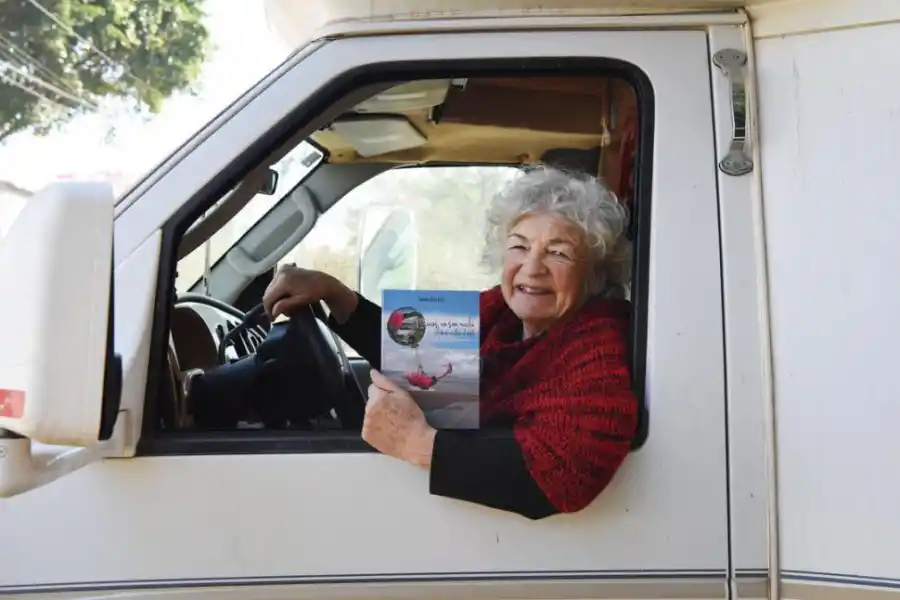 AL VOLANTE. Con el libro que presentará hoy y que resume sus aventuras. 