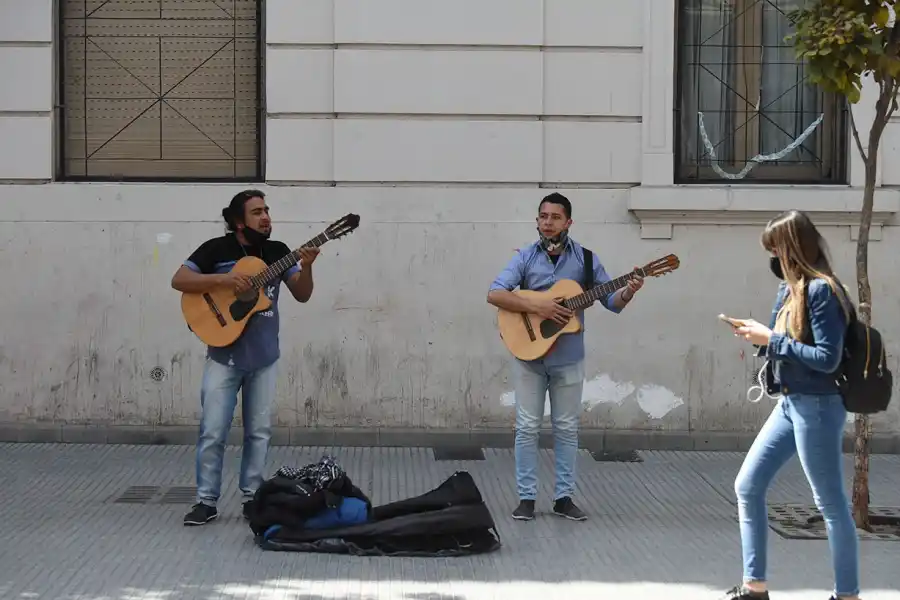 Los artistas callejeros llevan su dosis de buena onda a las peatonales en medio de la pandemia