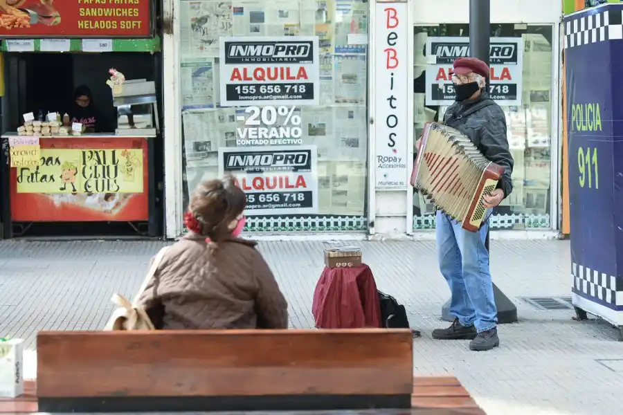 Los artistas callejeros llevan su dosis de buena onda a las peatonales en medio de la pandemia
