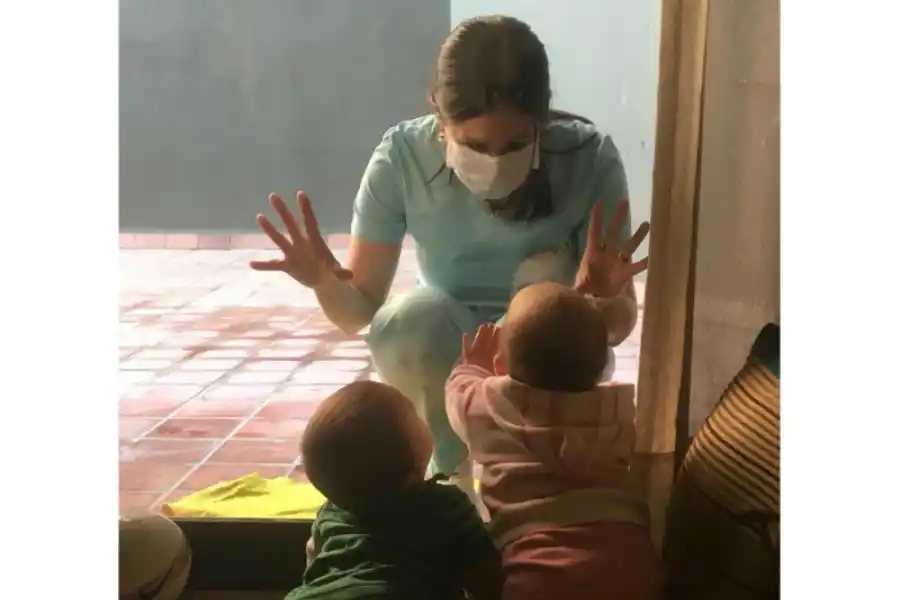 Trato de disfrutar mucho de los bebés porque no sé si al otro día me voy a tener que aislar