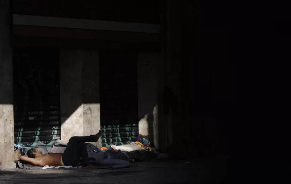 POBREZA. Cada vez más indigentes se ven en las calles de Río de Janeiro. Reuters