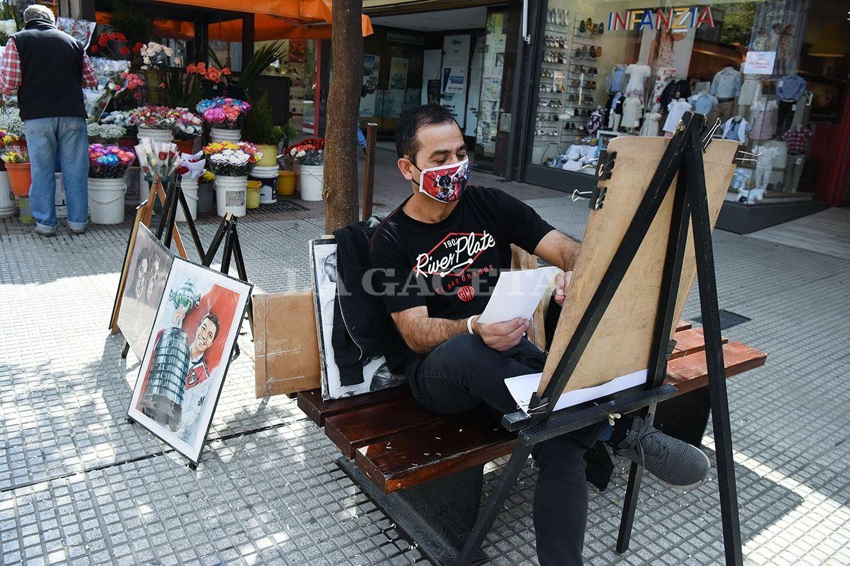 Los artistas callejeros llevan su dosis de buena onda a las peatonales en medio de la pandemia