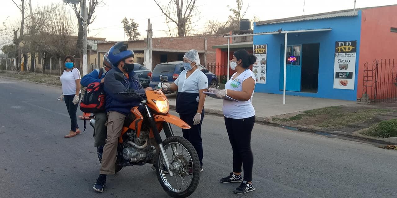 CONTROLES. Personal de la comuna toma la temperatura en Delfín Gallo. Foto: Facebook @prosperidad.delfingallo.5