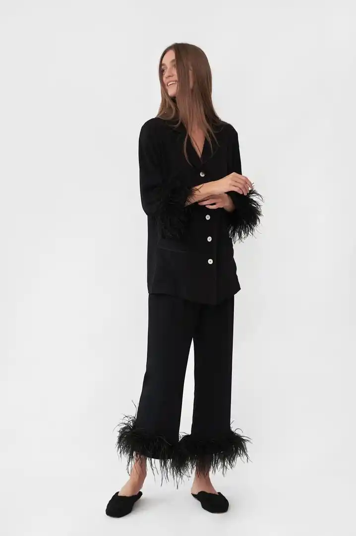 DAILY SLEEPER. El ADN de la marca son los ribetes de plumas.