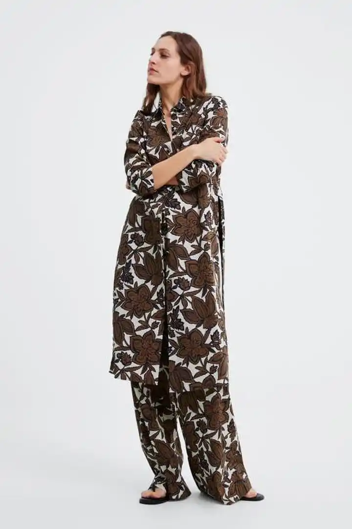 ZARA. Sus conjuntos estampados reflejan el espíritu del comfy style.