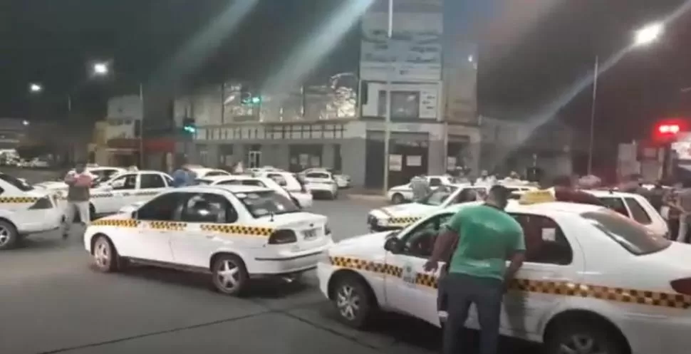 INSEGURIDAD. Por segunda noche consecutiva, los taxistas hicieron una manifestación. Reclamaron mayores medidas de seguridad debido a la cantidad de asaltos que vienen sufriendo. CAPTURA DE VIDEO