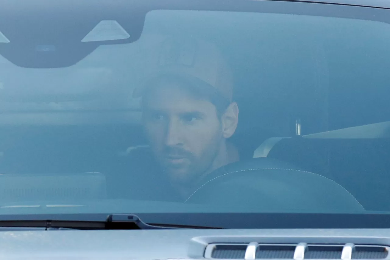 VUELTA A CASA. El momento en el que Messi ingresaba al predio que tiene Barcelona. REUTERS