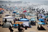 Ante la multitud en las playas, recuerdan que el coronavirus también se transmite al aire libre