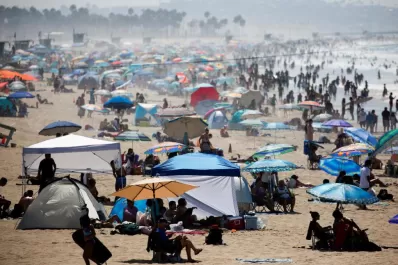 Ante la multitud en las playas, recuerdan que el coronavirus también se transmite al aire libre