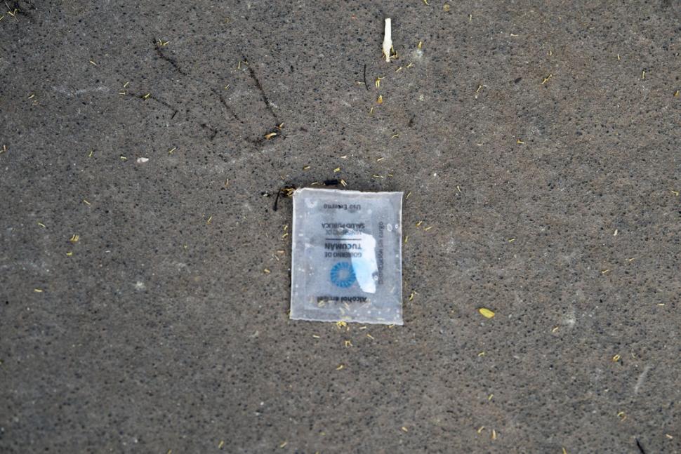 EL HÁBITO DE TIRAR COSAS EN LA CALLE. Un sachet de alcohol en gel usado, a la espera del barrendero.