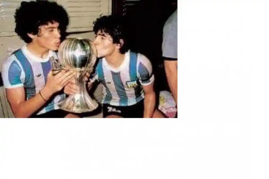 RECUERDOS. Meza con Diego y la Copa.