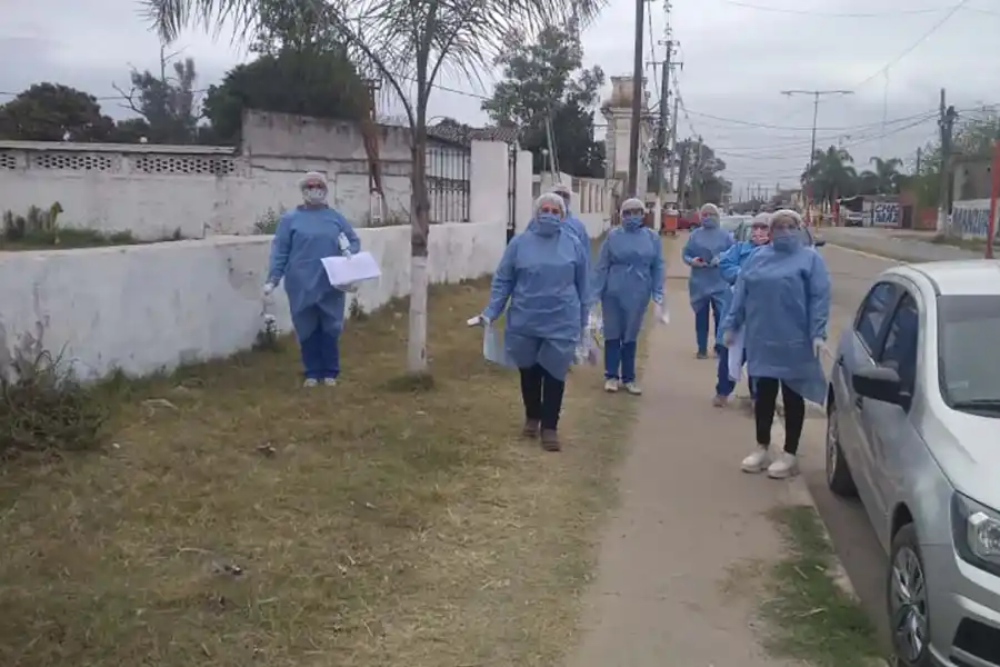 OPERATIVO. Agentes sanitarios paran casa por casa en búsqueda de febriles. Foto: Comunicación Pública