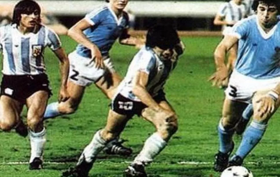RUMBO AL TÍTULO. Uruguay fue un duro escollo, pero Argentina, con Diego Maradona y Ramón Díaz, lo superó sin problemas.  