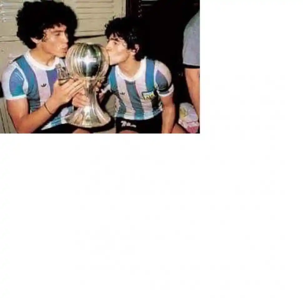 RECUERDOS. Meza con Diego y la Copa.