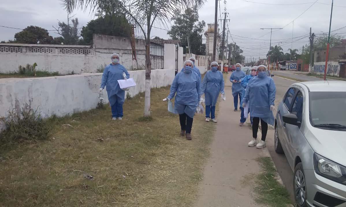 OPERATIVO. Agentes sanitarios paran casa por casa en búsqueda de febriles. Foto: Comunicación Pública