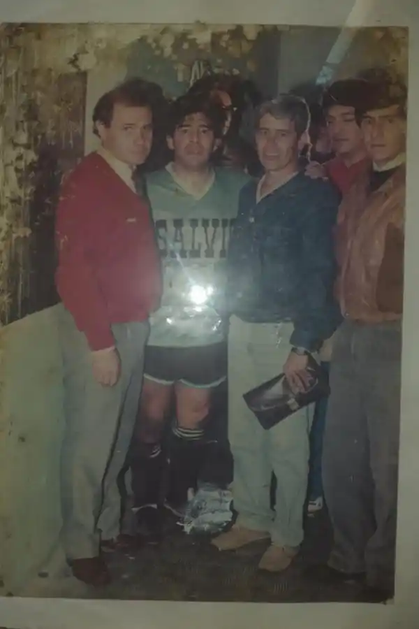 JUNTO CON DIEGO. Maradona, en una de sus visitas a Tucumán, en el medio de Petrella y Cecotti.