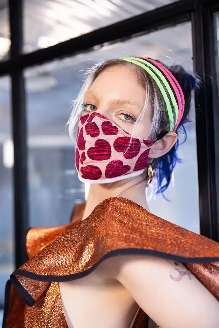 INFALTABLE EN PANDEMIA. Barbijo estampado con corazones púrpura.