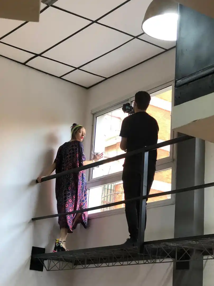 HOLGURA. Kimono con estampado en tonos violeta que esconde la figura.