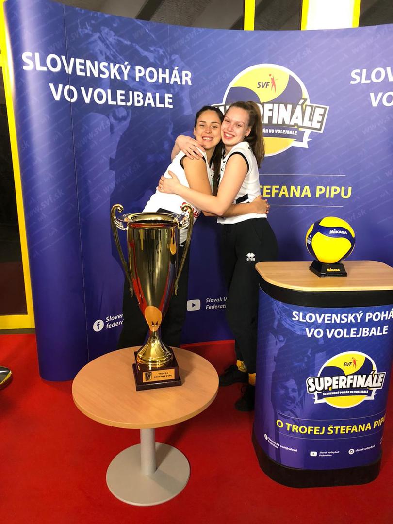 FELICES. Soria (izquierda) con su compañera de equipo, Katrin Trebichavská, con la elegante copa de campeonas de la Liga. 