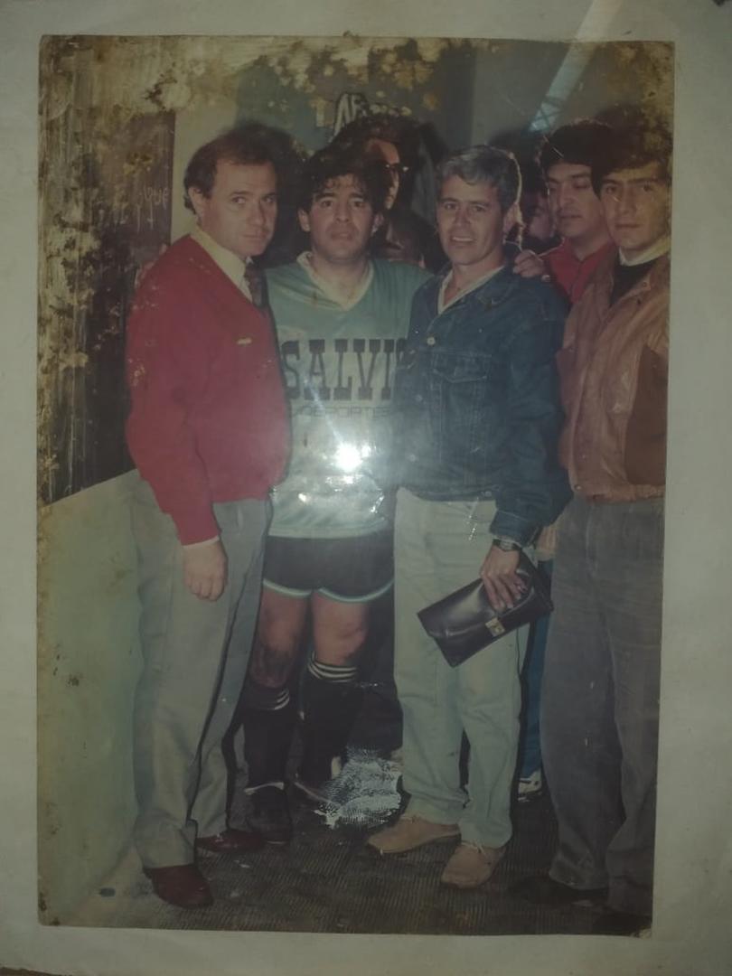 JUNTO CON DIEGO. Maradona, en una de sus visitas a Tucumán, en el medio de Petrella y Cecotti.