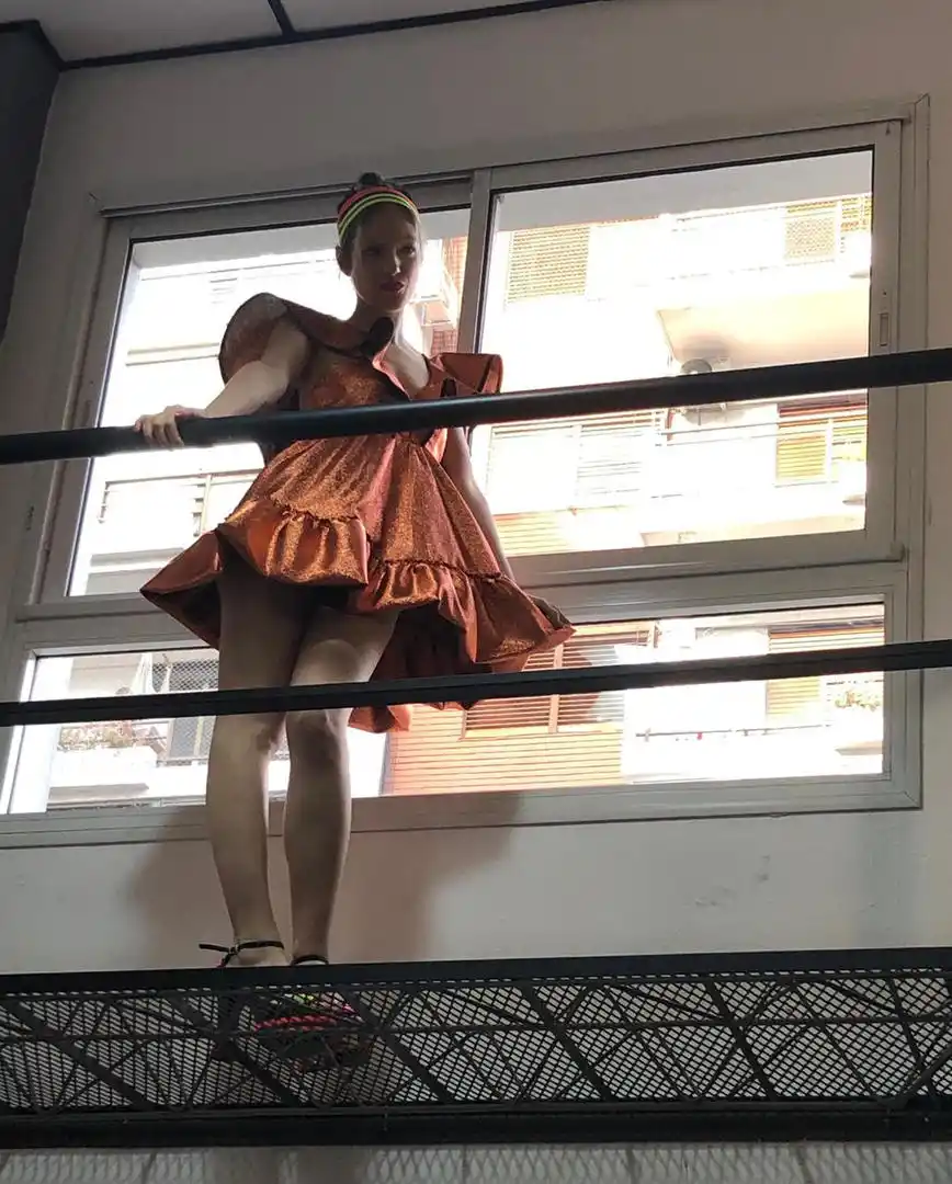 PROPUESTA JOVEN. Brillo de lamé y mucho movimiento con volados en el vestido mini, con detalles flúo sobre negro en la vincha y en los zapatos.