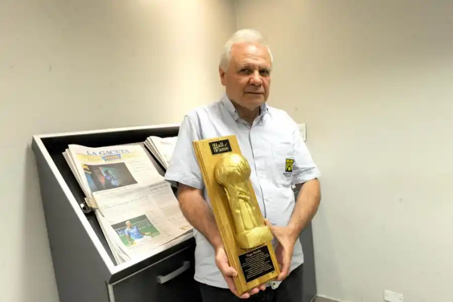 CON EL TROFEO. Petrella visitó LA GACETA después de uno de los viajes.