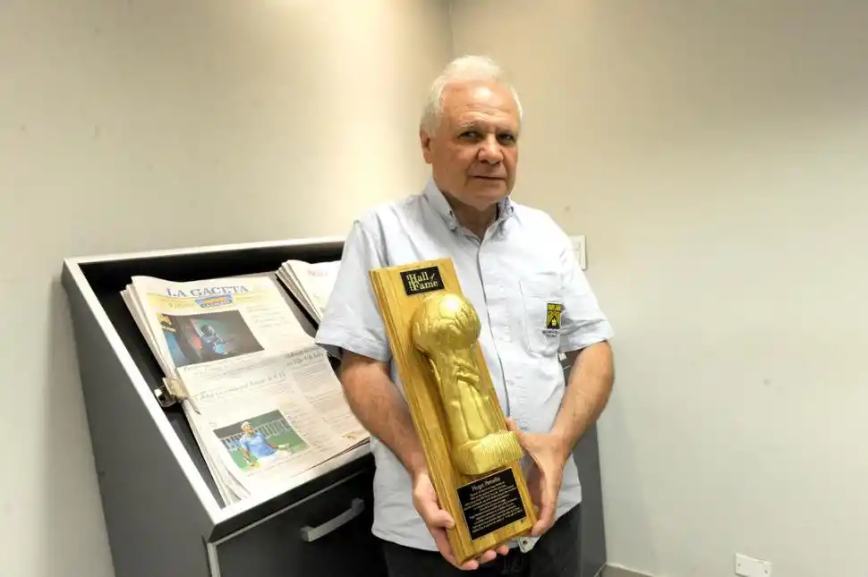 CON EL TROFEO. Petrella visitó LA GACETA después de uno de los viajes.